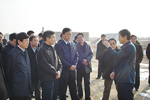 2009年，時任全國政協(xié)副主席羅富和（前排左二）視察威龍公司