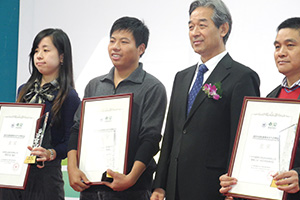 時任衛(wèi)生部副部長王隴德給威龍頒發(fā)世界健康生活方式博覽會金獎證書